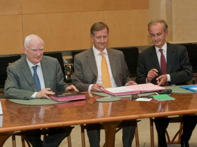 Philippe Maystadt, President of the BEI and Mr Carlo Thill (BGL) and Eric Martin (BNP Paribas) co-presidents of the Management Committee BGL BNP Paribas