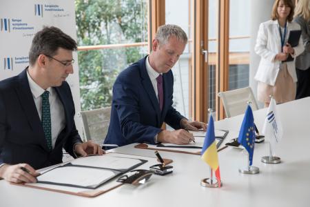 Vice-President, Andrew McDowell welcomes Romanian Minister of Public Finance. They sign the SPL Contract