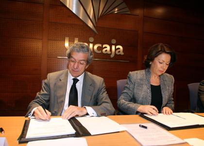 EIB Vice-President Magdalena Álvarez Arza and Braulio Medel Cámara of Unicaja
