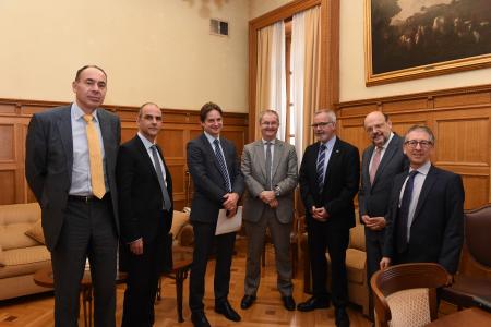 European Investment Bank (EIB) President Werner Hoyer, accompanied by Vice President Jonathan Taylor, today met in Athens with Greek Minister of Finance Euclid Tsakalotos and Minister of Economy, Development & Tourism Giorgos Stathakis, as well as Governor of the Bank of Greece Yiannis Stournaras, to reiterate and enhance the EU bank’s commitment to Greece.