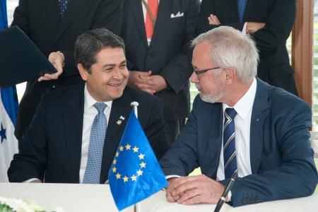 Mr Juan Orlando Hernández, President of the Republic of Honduras and Werner Hoyer, President of the EIB