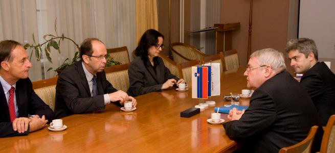 Mr László Baranyay, EIB Vice-President and Mr Mramor, Minister of Finance