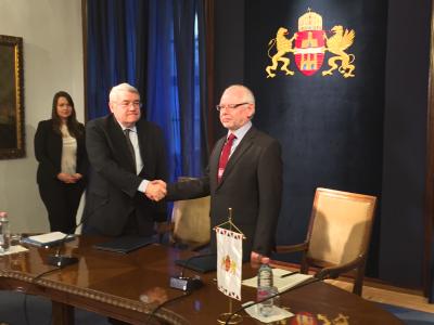 from left to right: Mr László Baranyay, EIB Vice-President, and Mr Gábor Bagdy, Budapest Deputy Mayor