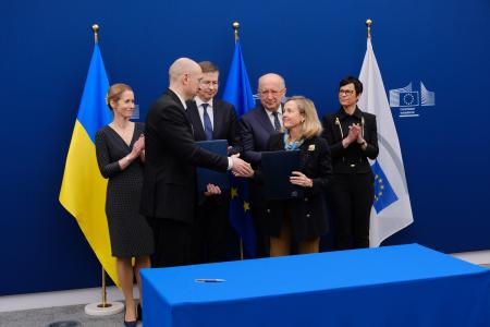 EIB Group President Calviño and Ukrainian Prime Minister Shmyhal accelerate support to Ukraine with new projects restoring vital services 