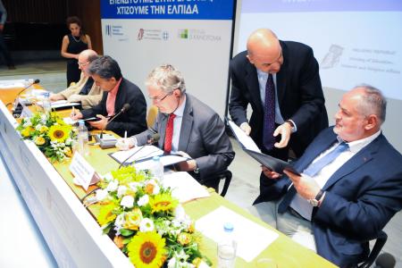 from left to right: Mr Nikos Filis, Minister of Education, Research and Religious Affairs, Mr Euclid Tsakalotos, Minister of Finance, Mr Jonathan Taylor, EIB Vice-President, and Mr Costas Fotakis, Alternative Minister of Education, Research and Religious Affairs