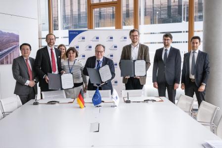 Signature with Smart Reporting, with  Wieland Sommer, co-CEO Smart Reporting  Peter Vanovertveld, co-CEO Smart Reporting