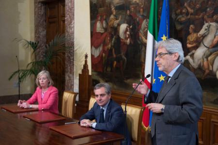 from left to right: Ms Stefania Ginini, Minister of Education, Mr Dario Scannapieco, EIB Vice-President, and Mr Claudio De Vincenti, Undesecretary to the Italian Prime Minister