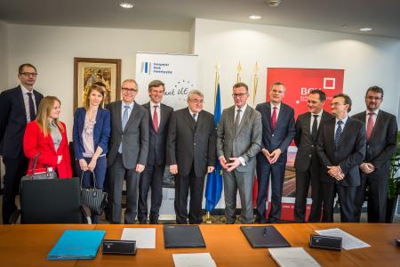 EIB establishes cooperation with BGK on European Investment Advisory Hub and provides financing to small businesses in Poland.