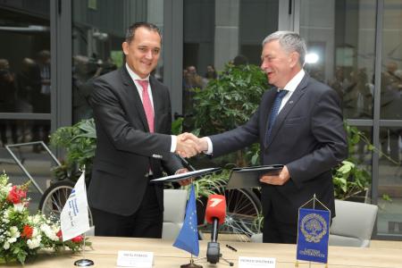 From left to right: Rafal Rybacki, EIB Head of Public Sector Operations in Poland and the Baltic States and Indriķis Muižnieks, Rector of the University of Latvia
