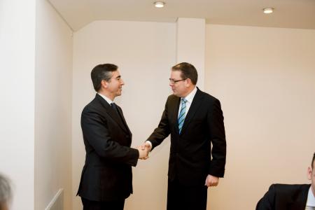 From left to right: Mr P. Sakellaris Vice President of the EIB and Mr Tom Knutzen, CEO, Danisco