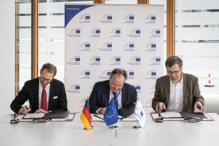 Signature with Smart Reporting, with  Wieland Sommer, co-CEO Smart Reporting  Peter Vanovertveld, co-CEO Smart Reporting