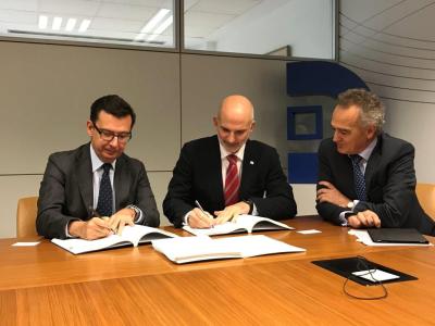from left to right: Mr Román Escolano, Vice-President of the EIB, Mr Mikel Barandiaran, CEO of Dominion, and Mr Antón Pradera, President of Dominion