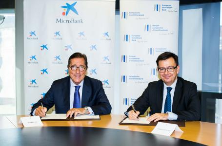 from left to right: MicroBank’s CEO, Antonio Vila and EIB Vice-President Román Escolano
