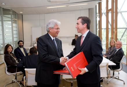From left to right: Nazir Alli, Chief Executive Officer of Sanral and Plutarchos Sakellaris, EIB Vice President responsible for lending activity in South Africa.