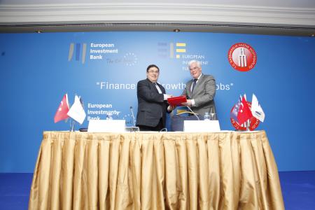 Mr İbrahim Çanakcı, Undersecretary of the Treasury, on behalf of the Republic of Turkey, and the EIB Vice-President responsible for Turkey, Mr Pim van Ballekom,