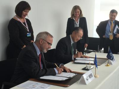 Signing; President of the EIB Werner Hoyer and President of the World Bank Jim Yong Kim