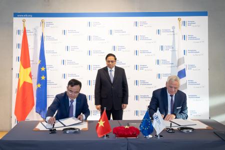 Signing ceremony for the memorandum of understanding between EIB Vice-President Kris Peeters and Mr Duong Quang Thanh, Chairman of Vietnam Electricity (EVN), the national electricity company of Vietnam, on December 10, 2022 in the presence of Vietnamese Prime Minister Phạm Minh Chính