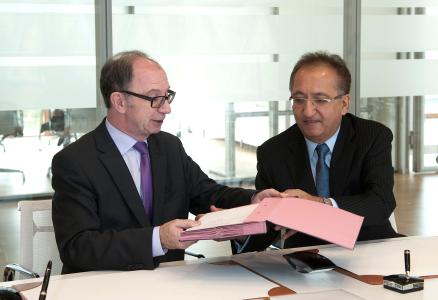 Pat Walsh, Director, Ops B ACP Directorate and Hitesh Anadkat, Vice-Chairman, First Merchant Bank Ltd, Malawi