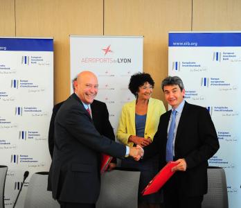 de gauche à droite Monsieur Philippe Bernand, Président du Directoire- Aéroports de Lyon Madame Claire Dreyfus-Cloarec, Présidente du Conseil de Surveillance – Aéroports de Lyon Monsieur Philippe de Fontaine Vive, Vice-Président – Banque Européenne d’Investissement