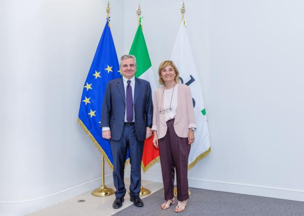 >@EIB