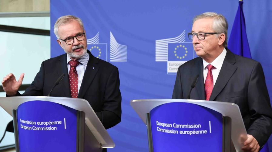 Official Signature Of Efsi From Left To Right Mr Werner Hoyer President Of The Eib Mr Jean Claude Juncker President Of The European Commission Display Original