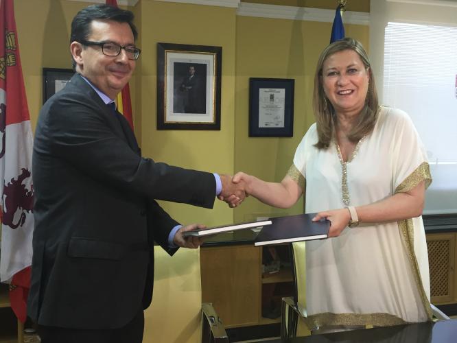 The EIB and the Board signed a loan of 130 million to boost economic growth , competitiveness and employment in Castilla and Leon.