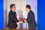 From left to right: EIB Vice President Román Escolano, and Mayor of Lisbon Fernando Medina.