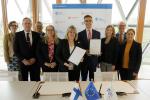 EIB Vice-President VP Stubb signs the project which will allow the constuction of a new hospital in the north-west region of Finland with Maire Ahopelto, Managing Director, Kainuun sote