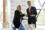 EIB Vice-President VP Stubb signs the project which will allow the constuction of a new hospital in the north-west region of Finland with Maire Ahopelto, Managing Director, Kainuun sote