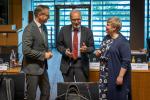 From left to right: Mikael DAMBERG (Minister for Finance, Sweden), Werner HOYER (President of the EIB, B. E. I.), Annika SAARIKKO (Minister for Finance, Finland)