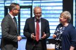 From left to right: Mikael DAMBERG (Minister for Finance, Sweden), Werner HOYER (President of the EIB, B. E. I.), Annika SAARIKKO (Minister for Finance, Finland)