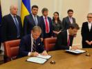 Mr Vazil Hudák, Vice-President of the EIB, and Mr Volodymyr Omelyan, Minister of Infrastructure, signing in the presence of Mr Volodymyr Groysman, Prime Minister of Ukraine