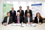 Sur la photo de gauche à droite (assis) :
Carlo Thill, Responsable Pays et Président du Comité de direction de BGL BNP Paribas (signataire)
Pim Van Ballekom, Vice-président de la BEI (signataire)
Kik Schneider, Membre du Comité de direction de BGL BNP Paribas (signataire)
Elodie De Recy, Chef de Division adjoint, BEI

Sur la photo de gauche à droite (debout) :
Yvon Antoni, Responsable ALM Funding, BGL BNP Paribas
Jean Pfeiffenschneider, Directeur Banque des entreprises, BGL BNP Paribas
Romain Girst, Directeur Banque de détail, BGL BNP Paribas