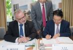 From left to right: Mr Werner Hoyer, President of the EIB, and Mr Li Yong, Director General of UNIDO
