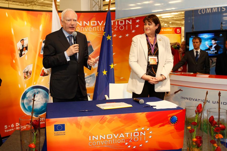 Signature of the Risk Sharing Finance Facility cooperation agreement between the EU and the European Investment Bank (EIB) by Commissioner Geoghegan-Quinn and EIB President Philippe Maystadt