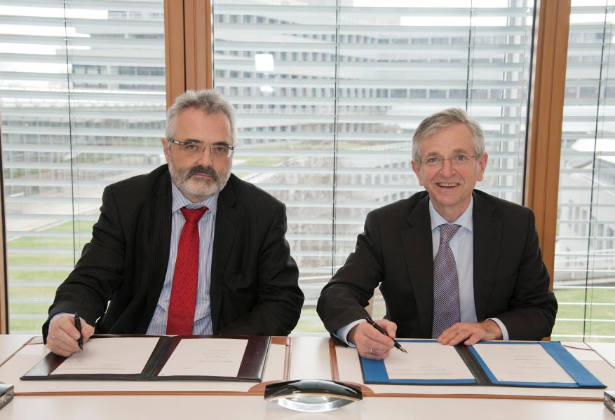 Hungary: Diakhitel Student Loan IV- Official Signature