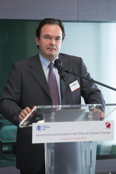 Investment and Growth in the time of Climate Change