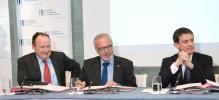 de droite à gauche : M. Ambroise Fayolle, Vice-président de la BEI, M. Werner Hoyer, Président de la BEI, et M. Manuel Valls, Premier ministre