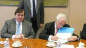From left to right: Enrique Sendagorta Chairman of Torresol Energy and Vice-President Carlos da Silva Costa signed the finance contract in Madrid