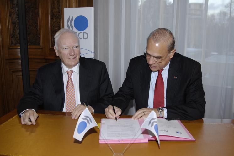 20091126 EIB, OECD sign joint cooperation agreement