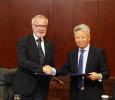 Asian Infrastructure Investment Bank President Jin Liqun and EIB President Hoyer agree to strengthen strategic cooperation.