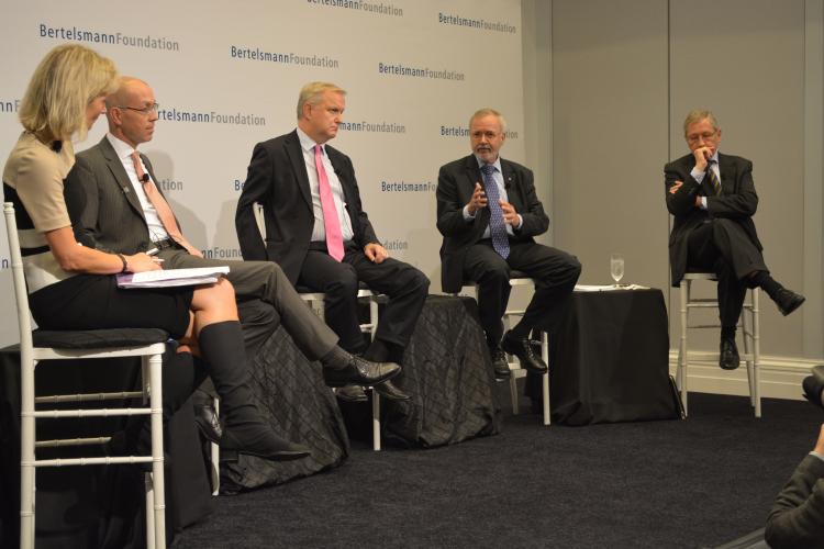 In Washington, President Hoyer, ESM Managing Director Klaus Regling, ECB Executive Board Member Jörg Asmussen and Commission Vice-President Olli Rehn presented Europe´s joint response to move out of the crisis in a roundtable organized by the Bertelsman Foundation.