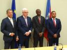 De gauche à droite : V. Degert, Ambassadeur de l'UE, Vice-Président de la BEI P. Van Ballekom, J. Moise, Président de Haïti et C. Jean-Jacques, Ordonnateur National