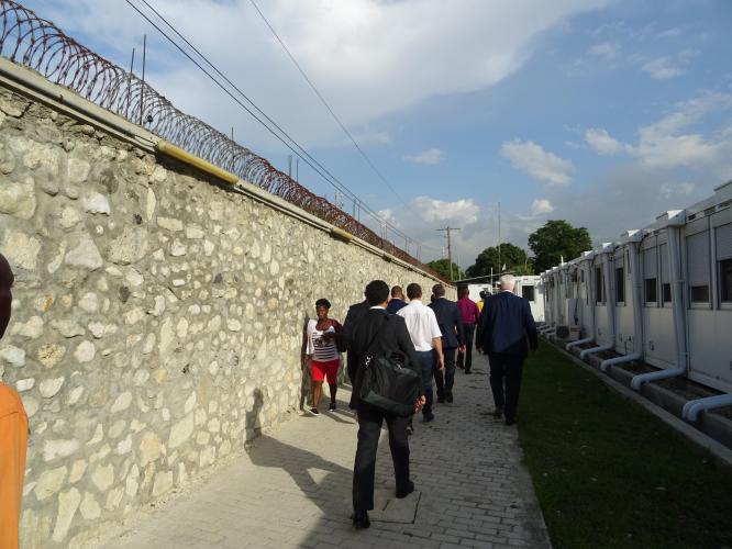 Une importante délégation visite un hôpital MSF financé par la BEI en Haïti