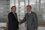 Mr Plutarchos Sakellaris, EIB Vice-President and Mr George Pistentis EAC Vice Chairman shaking hands after the signature of the finance deal.