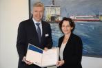 Erk Westermann-Lammers (IB.SH) und Sandrine Croset (EIB) präsentieren den Vertrag über Refinanzierungsmittel in Höhe von 200 Millionen Euro