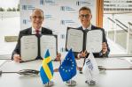 EIB Vice-President Alexander Stubb signs the Altas Cooco RDI project for R&D investment in equipment and tooling for industrial production, construction and mining, mainly in Sweden and Belgium