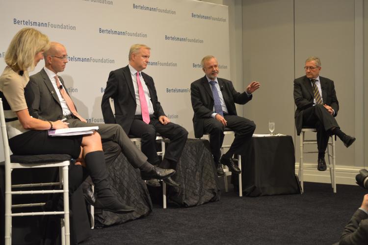 In Washington, President Hoyer, ESM Managing Director Klaus Regling, ECB Executive Board Member Jörg Asmussen and Commission Vice-President Olli Rehn presented Europe´s joint response to move out of the crisis in a roundtable organized by the Bertelsman Foundation.