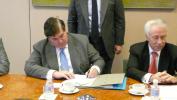 From left to right: Enrique Sendagorta Chairman of Torresol Energy and EIB Vice-President Carlos da Silva Costa signed the finance contract in Madrid