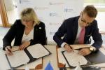 EIB Vice-President VP Stubb signs the project which will allow the constuction of a new hospital in the north-west region of Finland with Maire Ahopelto, Managing Director, Kainuun sote